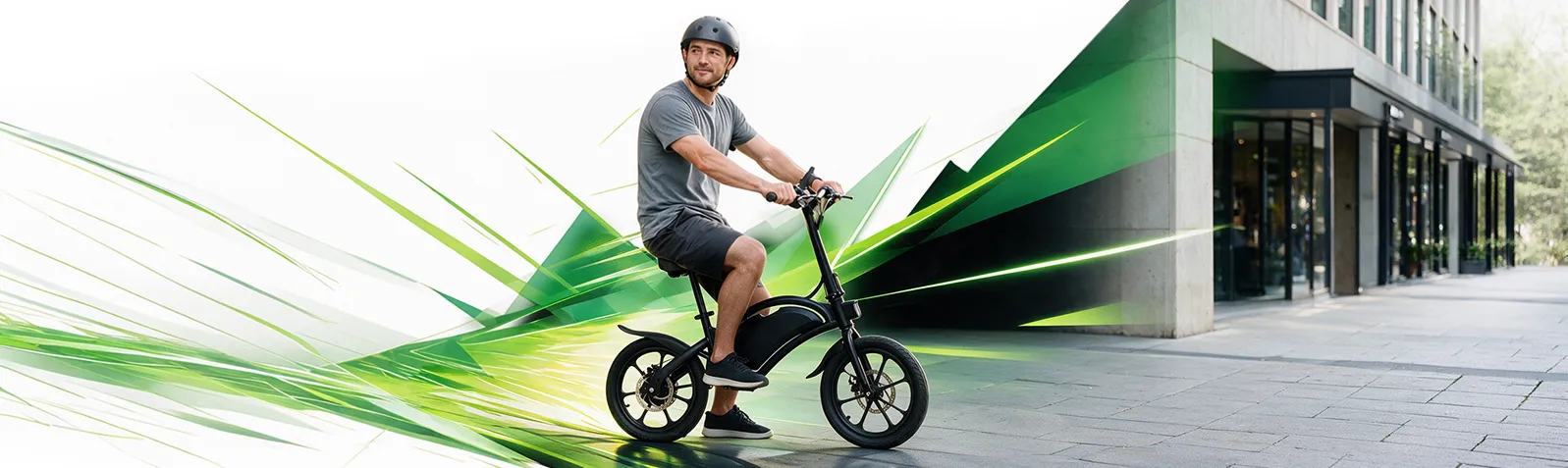 Homme casqué roulant sur une draisienne électrique devant un bâtiment moderne